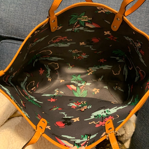 COACH Reversible City Tote with Scenic Hawaiian Print and Matching Clutch - Picture 5 of 9